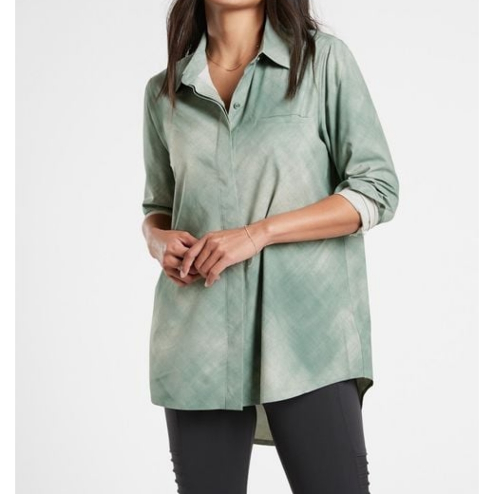 Athleta Printed Urbanite Top Small Petite Denali Minimalistic Gray Button Down